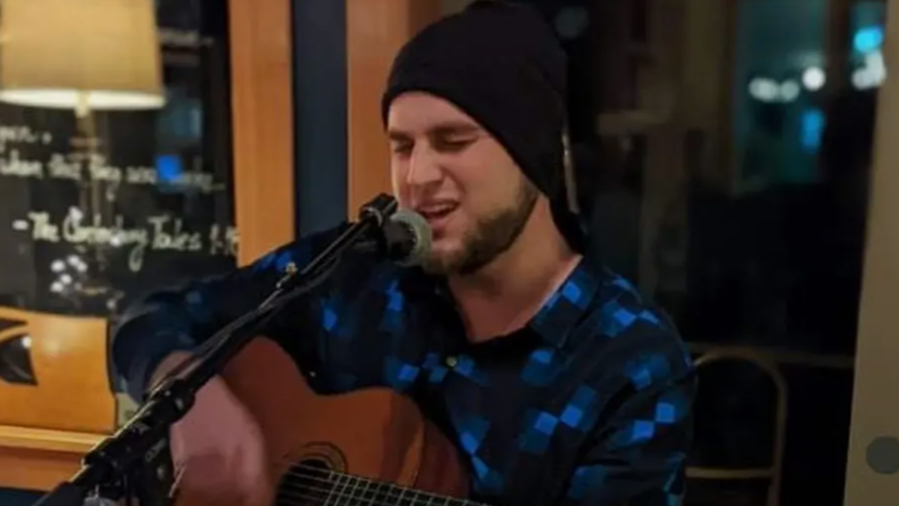 IWith soaring vocals and hypnotic, lute-like guitar work, Sam Dash crafts modern folk songs that blend storytelling, newfangled wordplay, and baroque-pop charm, drawing inspiration from the natural world and city life alike. Their music offers both escape into vivid worlds and grounding emotional release.